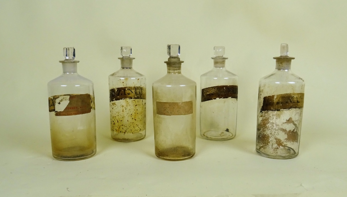 Antique Glass Apothecary Chemist Bottles (7).JPG
